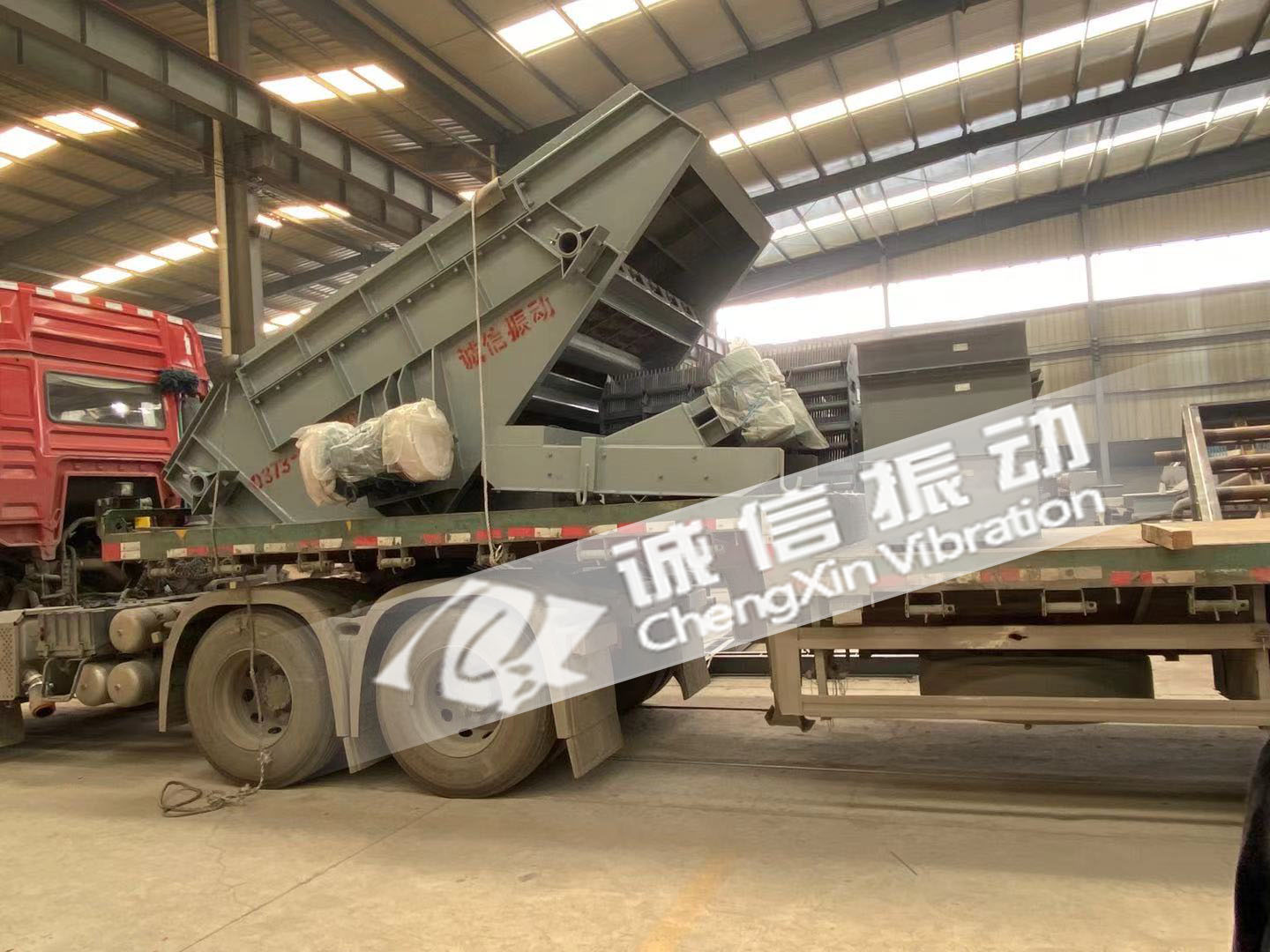 發(fā)往湖南的環(huán)保振動篩裝車完成等待發(fā)出